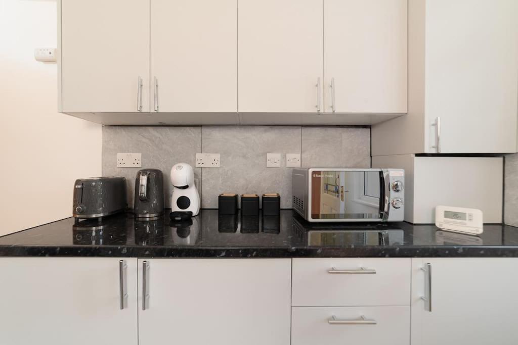Two Bedroom Apartment By Buonomo Stays Short Lets & Serviced Accommodation In Balham With Balcony Лондон Екстериор снимка