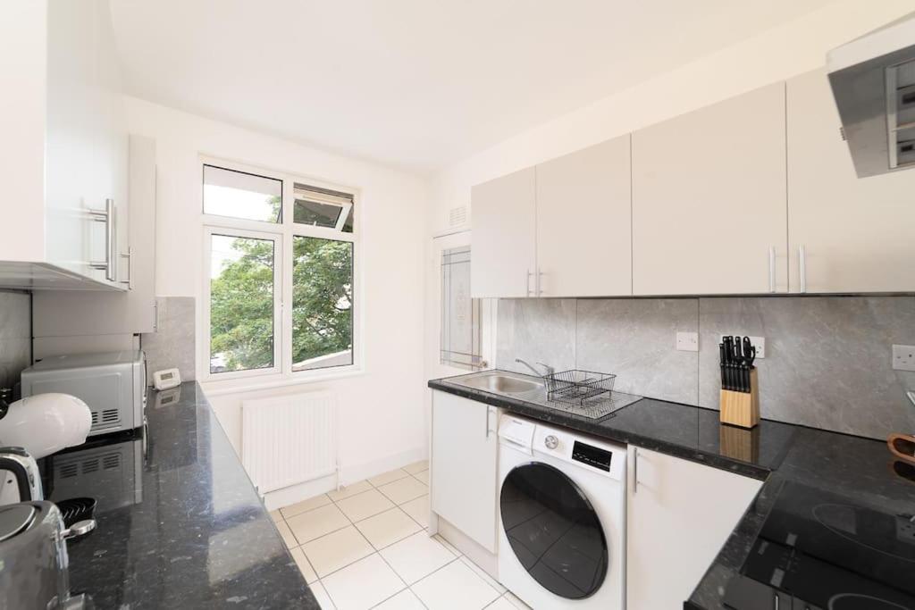 Two Bedroom Apartment By Buonomo Stays Short Lets & Serviced Accommodation In Balham With Balcony Лондон Екстериор снимка